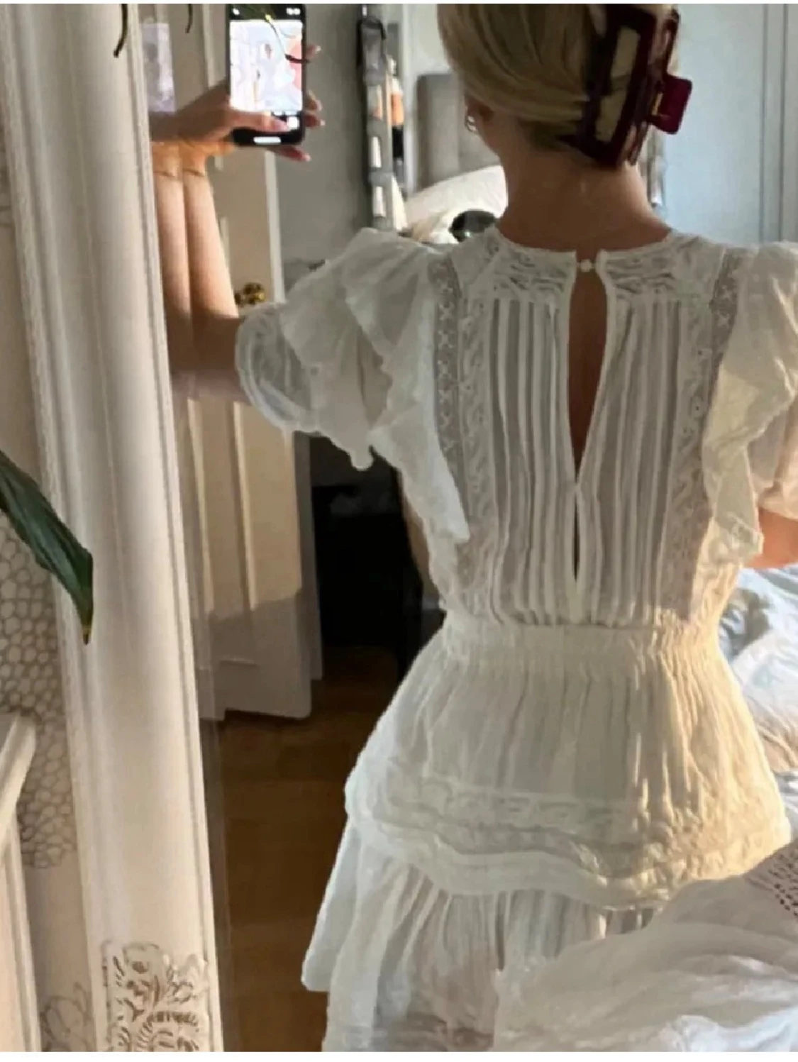 Vit kort klänning med spetsdetaljer - 1