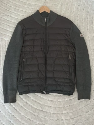Grå Moncler Tricot Cardigan - Grå Moncler Cardigan, använd under 2 säsonger så finns defekter därav de billiga priset. För fler bilder eller funderingar kontakta gärna mig! Möts även gärna upp inom Stockholm✌🏼