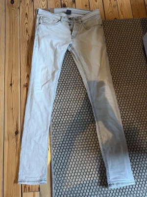 Dondup storlek 30 - Dondup helt okej skick. Bild 3 och 4 vet jag inte om de är slitningar eller defekter då det inte syns vid användning. Bild 2 är en defekt som är liten. Även bild 5 men som inte märks vid användning lika mycket.