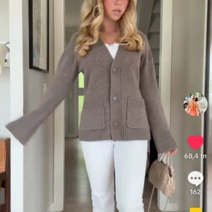 Brun stickad kofta - Jätte fin kofta Från Wera i Srl XS men passar S exakt lika bra💗 Köpte koftan ny i butik och har aldrig använt utan bara testad hemma💗💗Nypris är 900 kr!