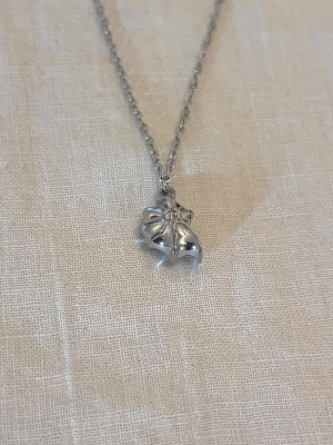 Silver Conch Necklace - Minimalistiskt halsband med 3D-snäckformad hänge i högkvalitativt rostfritt stål. 50 cm kedja