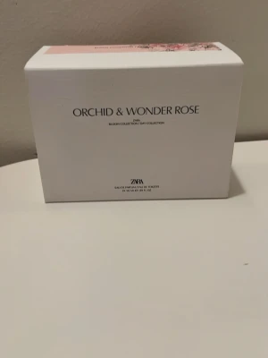 Zara Orchid & Wonder Rose parfymset - Parfymset från Zara med dofterna Orchid och Wonder Rose. Setet innehåller två Eau de Toilette i vita och rosa förpackningar med blommigt mönster. Orchid har noter av bergamott, orkidé och vanilj, medan Wonder Rose har päron, röda bär och vanilj.