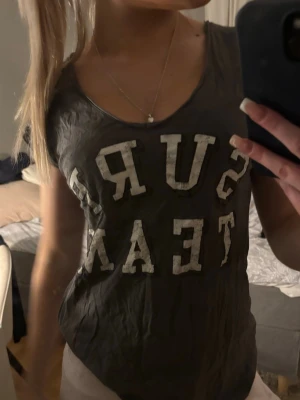 2000s tröja  - En snygg tröja från 2000s talet! Populär fortfarande. Passat perfekt till ett par lågmidjadd jeans eller en jeanskjol.