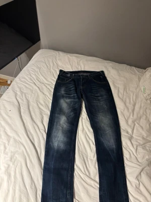 Mörkblå Armani slim fit  - Mörkblå Armani jeans slim fit längden är 32 men sitter som 34. Jeans med slitningar och fade i färgen. Ny pris 2400 men säljer dom för endast 600 för dom passar inte mit i storleken. Skriv om ni undrar något