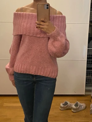 Rosa off shoulder stickad tröja - Mysig rosa stickad tröja med off shoulder.  Tröjan har ribbstickade muddar och en avslappnad passform. Köpt på plick! Passar small o medium