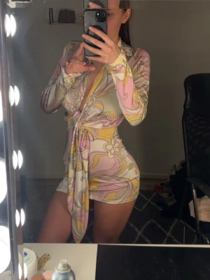 NELLY klänning - Snygg klänning från Nelly som sitter som ett smäck, perfekt för utekvällarna men även ljusa dagar på sommaren. Framhäver verkligen kurvorna. Tror inte den säljs längre men osäkert