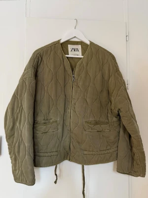 Jacka zara  - Vårjacka quiltad från zara. Med dragkedja. Banden längst ner kan man dra i för att jackan ska sitta tajtare nedtill🩷