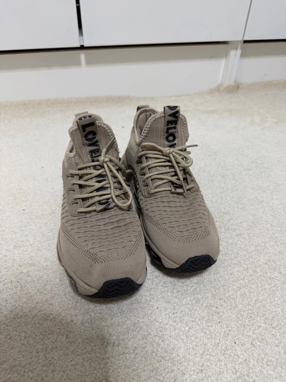 Beige sneakers med stickad ovandel