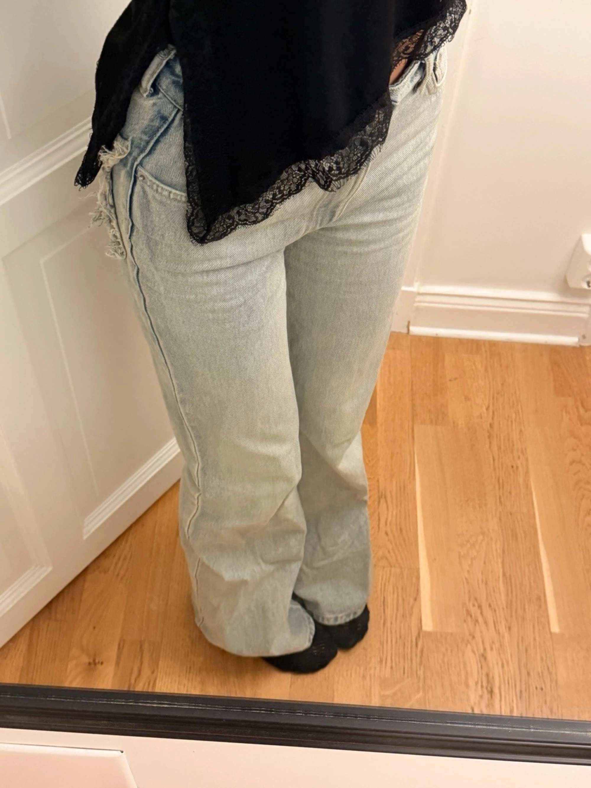 Ljusblå bootcut jeans med stjärndetalj