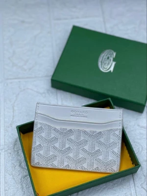 Vit kortfodral från Zara (G*yard) - Supersnyggt vitt kortfodral från G*yard med ikoniskt mönster och stilren design. Tillverkat i exklusivt sk soppskinn med flera fack för kort. Perfekt accessoar för dig som vill ha något både lyxigt och praktiskt i fickan.