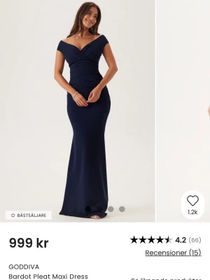 Marinblå Bardot långklänning Goddiva - Elegant marinblå långklänning från Goddiva med omlottliv och offshoulder-skärning. Klänningen har figurnära passform och vacker drapering över byst och midja. Perfekt för bal eller festligare tillfällen. Använd en gång på balen! Tar gärna emot prisförslag 🤎