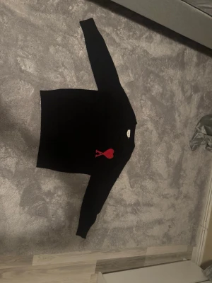 Ami Paris svart - Säljer nu min snygga ami pris tröja i storlek S. Anledningen till varför jag säljer den är för den inte passar mig längre. Säljer den för endast 550kr. Har ni funderingar tveka inte och skriv!