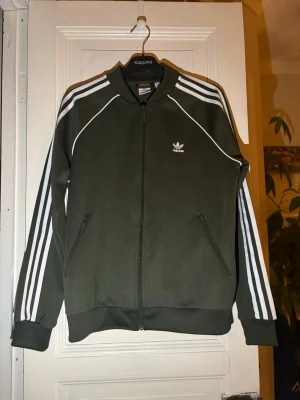 Grön Adidas track jacket - mörkgrön track jacket från Adidas/ zip up, bra skick 