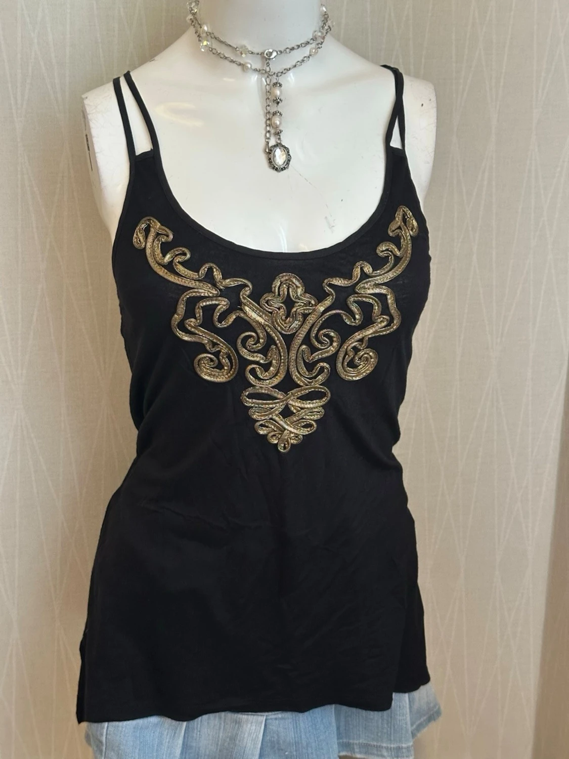 Svart linnetopp med guldbroderi