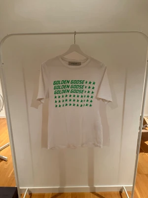 Golden Goose T-shirt - Stilren T-shirt från Golden Goose men sköna detaljer. Perfekt för dig som gillar att gå med stil. (Storlek M) Köpt för cirka 1600kr men säljer endast för 600kr!! Rabatt för seriösa köpare!!