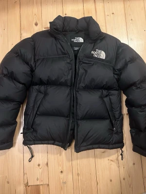 Svart pufferjacka från The North Face. XS - Black The north face puffer. Used one winter, wery good condition. 