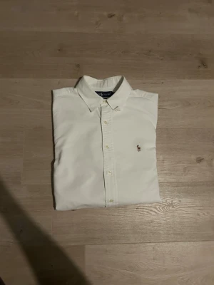 Vit Ralph Lauren Skjorta Storlek XL - Klassisk Ralph Lauren skjorta i vit färg. Tröjan är i bra skick, sparsamt använd. |  Storlek: 17,5/36 Motsvarar ungefär XL | Skick: Mycket Bra skick! | Färg: Vit | Märke: Ralph Lauren | Modell: Skjorta   |  Hör gärna av dig vid frågor så svarar jag så fort jag kan! 😁|  