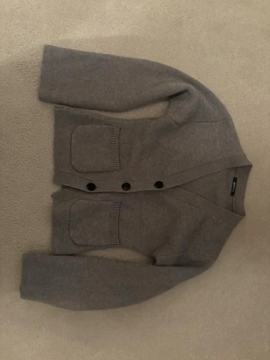 Grå kofta med fickor och knappar - Superfint grå kofta från ginatricot, helt oanvänd💕