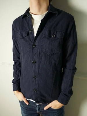 JACK AND JONES OVERSHIRT - Riktigt snygg overshirt från Jack & Jones | Skick: 8.5/10 | Strl: S | Modellen är 182 cm | Hör av dig vid intresse eller om du undrar någonting! 