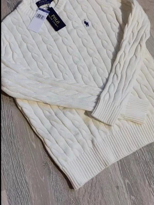 POLO Ralph Lauren kabelstickad tröja – Vit – XL – Helt ny med tags - Säljer en helt ny Polo Ralph Lauren kabelstickad tröja i klassisk vit färg. Tröjan är oanvänd och kommer med originaltaggar kvar, perfekt för dig som vill ha en tidlös och stilren premiumtröja.  ✔ Storlek: XL ✔ Skick: Helt ny med tags ✔ Färg: Vit ✔ Passform: Klassisk / regular fit ✔ Detaljer: Ikonisk broderad Polo-logga på bröstet  Mjuk och bekväm kvalitet som funkar lika bra till vardags som till mer uppklädda tillfällen. En riktig garderobsklassiker som aldrig går ur stil.  💎 Nypris betydligt 