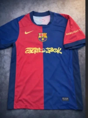 FC Barcelona Nike matchtröja Lamine Yamal - Säljer min FC Barcelona hemmatröja från 24/25-säsongen! Nike original med Lamine Yamal #19 på ryggen 🔥 Den klassiska röda/blå split-designen + coola Ambilight-sponsorn på ärmen och UNHCR baktill. Skick: Väldigt bra, använd några gånger, inga fläckar eller hål – trycket sitter perfekt! Storlek: [M] Från rökfritt hem, snabb leverans. Hör av dig vid frågor 😊 Köp innan den är borta! 🔵🔴
