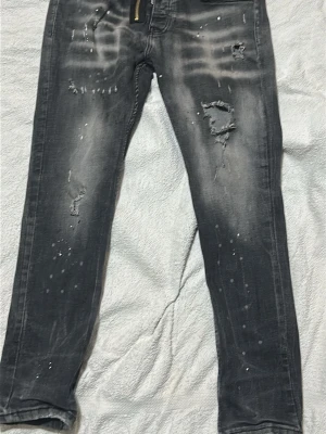 Gråa dsquared2 jeans  - Tjena nu säljer jag mina d2 byxor som jag inte behöver längre dom är i utmärkt skick allt är original inget är sönder allt är det som det ska om ni vill ställa frågor så är det bara och skicka!