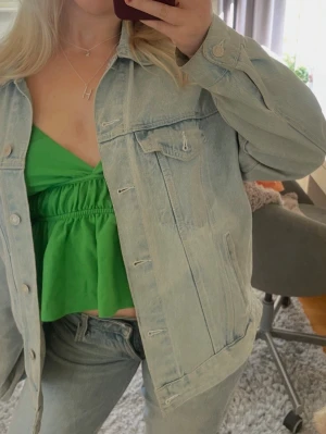 Jeans jacka  - Ljus somrig jeansjacka! Defekter förekommer 💕