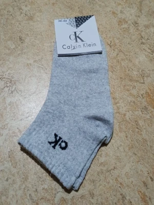  strumpor  Calvin Klein nya - .Mycket fina strumpor som är jättesköna. Nya med etikett. Prislista följer nedan. Meddela mig vid hur många par ni vill ha.        1 par: 34 kr. 