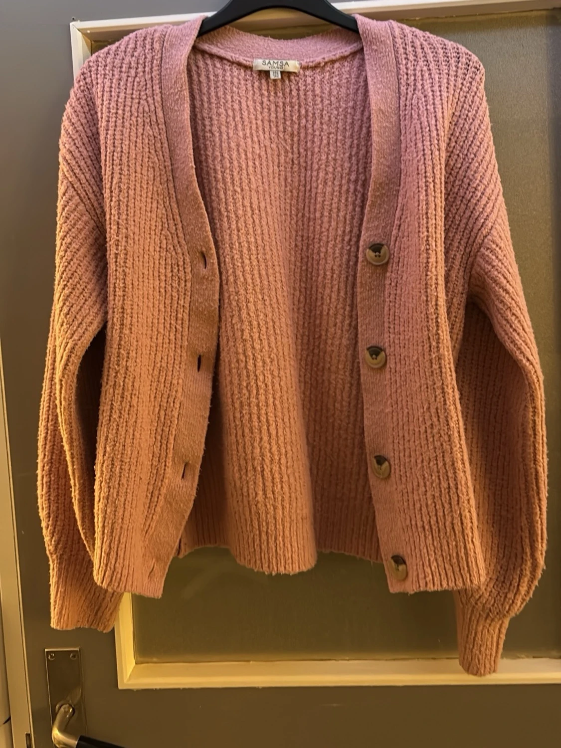 Rosa ribbstickad kofta 