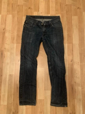 Mörkblåa jeans - Säljer dessa jeans för att de är för stora. Skriv om ni är intresserade. Märket vet jag ej