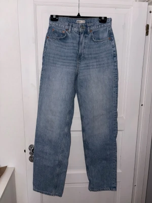 Gina jeans  - Säljer ett par raka jeans från Gina tricot i strl 34. Fint skick☺️