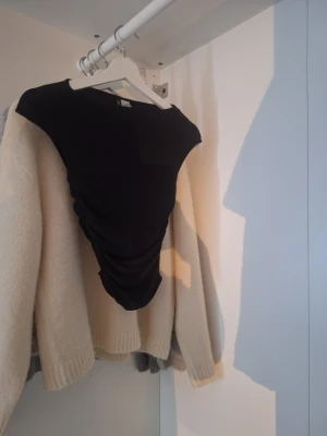 Svart fin T-shirt  - En super fin tröja från Divided by H&M, den går in i midjan. Strl xxs. Endast annvänd 1 gång.