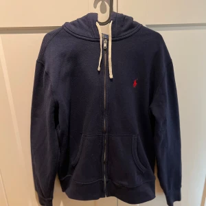 Zip Hoodie Ralph Lauren - POLO RALPH LAUREN Full-Zip Hoodie Cruise Navy                                                                   Knappt använd och därför i väldigt bra skick!           Nypris: 2400