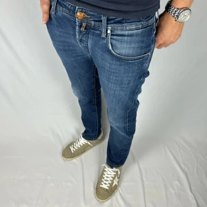 Jacob Cohën 622  - Storlek: 32 - Mått: 94x43 ( ytterbenslängd och midja i cm )  Skicket på Jeansen är väldigt bra utan defekter - Nypris: 5499 - Modellen är 185cm och väger 78kg.  Säljer för att jag behöver pengar. Hör av er om mer frågor!