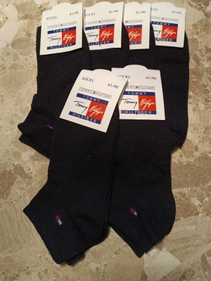 Strumpor Tommy Hilfiger nya - Mycket fina strumpor som är jättesköna. Nya med etikett. Prislista följer nedan. Meddela mig vid hur många par ni vill ha.        1 par: 34 kr. 2 par:64 kr. 3 par: 96 kr 4 par: 124 kr  5 par: 150 kr  6 par: 176 kr