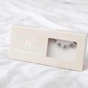 Nya Bywonderlash ”Angel Flick” fransar - Säljer 3 par helt nya och oanvända Bywonderlash-fransar i modellen ”Angel Flick”. En elegant och sofistikerad fransdesign som ger ett mjukt lyft med en subtil “winged” effekt – perfekt för dig som vill ha en feminin, lyxig look med det lilla extra. Perfekt både till vardag och fest – fransar som lyfter hela sminklooken på ett elegant sätt. Köptes för nypris 450kr! FÖRST TILL KVARN!