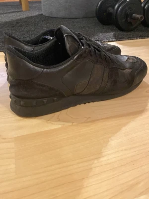 Valentino rockrunner  - Hallö! Säljer ett par feta valentino rockrunners. Hör av er vid funderingar! Bonus:vid köp av fullpris så får ni en leverantör! 