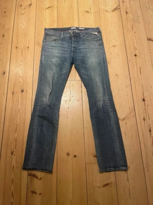 Replay jeans - Säljer ett par klassiska blå Replay jeans med straight fit. Perfekta för dig som gillar en tidlös och avslappnad stil.