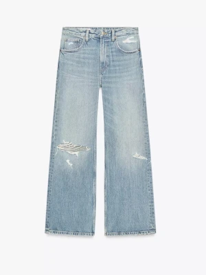 Ljusblå wide jeans med slitningar - Trendiga ljusblå jeans med breda ben och snygga slitningar framtill och baktill. Klassisk femficksmodell med hög midja och råa detaljer. Perfekta för en avslappnad och cool stil. slutsålda och jätte eftertraktade