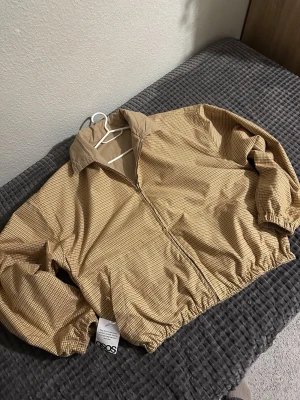 1970s Vintage reversible designed with red & gold striped/ checked oversized Unisex Jacket - Säljer en helt ny och oanvänd jacka med prislapp på. 1970s Vintage red & gold striped/ checked oversized Unisex Jacket 🧥🌸✨  Köptes av ASOS från Reclamed Vintage märke. Storleken S men är väldigt stort i storlek så den skulle passa bättre som normalt M som Unisex.  Hör av om det finn fler frågor 💕 Vänligen,