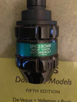Spicebomb Night Vision parfym - Spicebomb Night Vision från Viktor & Rolf, 50 ml flaska. Förpackningen finns kvar. Har knappt använt den. Kanske 10 sprays. Fräsch och kraftfull parfym. 