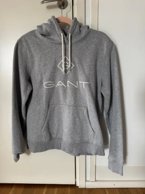 GANT Hoodie stl M - Hoodie från Gant i storlek M i ljusgrå färg,  aldrig använd.