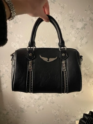 Svart handväska med silverdetaljer - Köpt på vinted, därav priset 