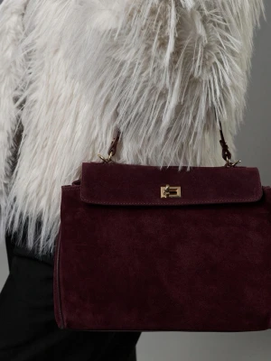 Vinröd mockaväska med metallspänne - Crafted from premium 100% genuine Italian suede and leather 🇮🇹 	•	Size: 32.5 × 20 × 13.5 cm 	•	Material: Natural suede 	•	Colors: Burgundy / Taupe 	•	Removable leather shoulder strap 	•	Textile lining inside
