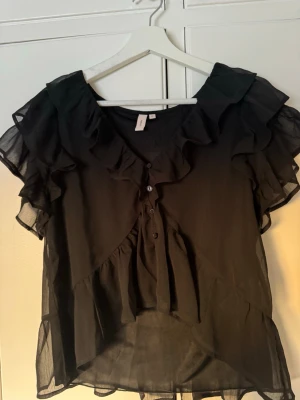 Svart topp - Svart topp med volanger