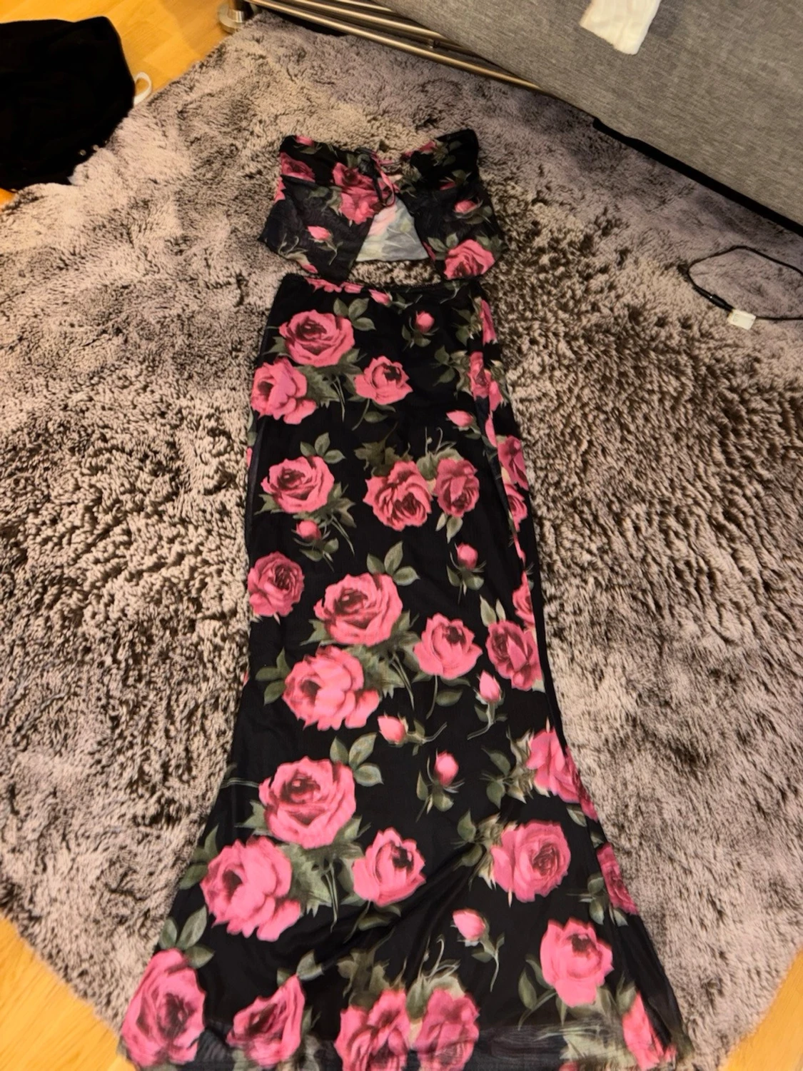 Svart set med rosa rosor