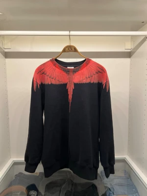 Marcelo burlon tröja - En riktigt fet tröja ifrån det italienska märket Marcelo burlon! Tröjan är i storlek M och är nästan helt nyskick, har inga tecken på användning! Nypris: 3500kr! Skriv ifall du är i behov av fler bilder på tröjan eller på mig i den!