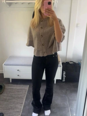 Svarta bootcut jeans från Levi's - Snygga svarta jeans från Levi's med bootcut-modell och klassisk femficksdesign. Jeansen har en hög midja och är tillverkade i ett mjukt denimtyg som sitter bekvämt. Perfekta för dig som gillar en tidlös och trendig look.