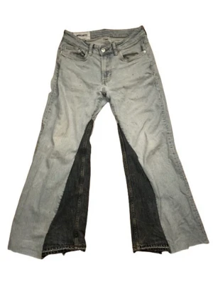 custom made bootcut jeans,  - Unika ljusblåa jeans som jag syt själv. Modellen har bootcut passform och klassisk femficksdesign. Tillverkade i jeansmaterial med knappgylf och bälteshällor. Perfekta för dig som vill sticka ut. Storleken är w30 l32 men passar som l30. Priset är ej hugget i sten, skjut gärna ett meddelande om det finns frågor eller vill ha mer bilder.