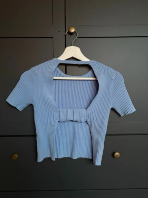 Ljusblå topp med öppen rygg 🩵 - Supercool tröja från Zara med öppen rygg som tyvärr är för liten. 